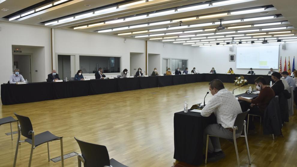 El pleno del Ayuntamiento de Huesca se ha trasladado de forma extraordinaria al Palacio de Congresos para garantizar las medidas sanitarias.