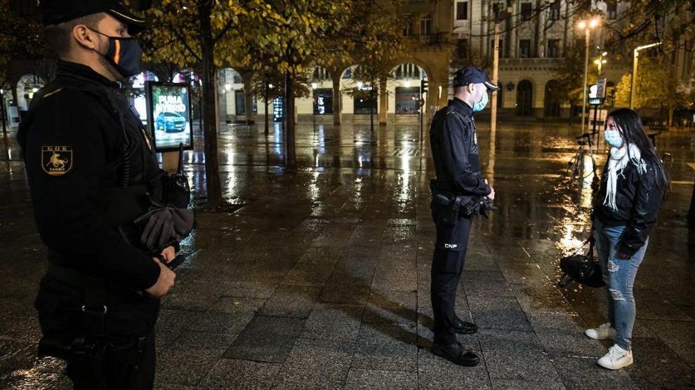 Control policial en el centro de Zaragoza en la primera noche del toque de queda.