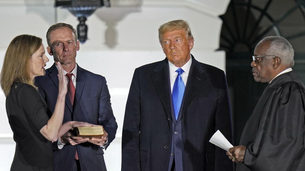 Amy Coney Barrett jura como nueva juez del Supremo en presencia de Trump.