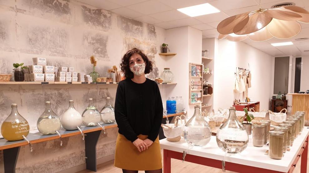 Marina Lamiche en su tienda 'zero waste' de la calle de Torre Nueva de Zaragoza.
