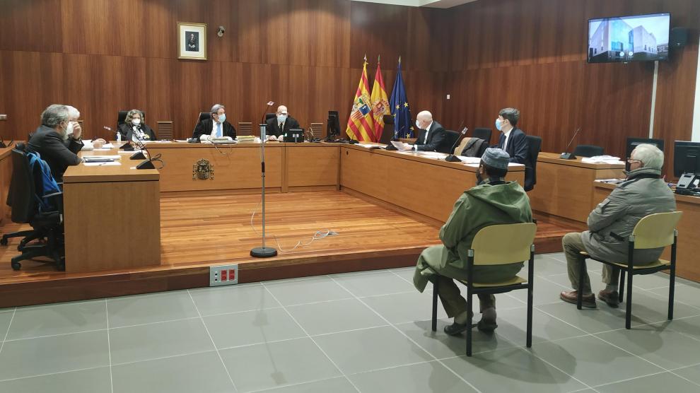 El empresario y el encargado de la finca, ayer, en el banquillo de los acusados de la Audiencia de Zaragoza.
