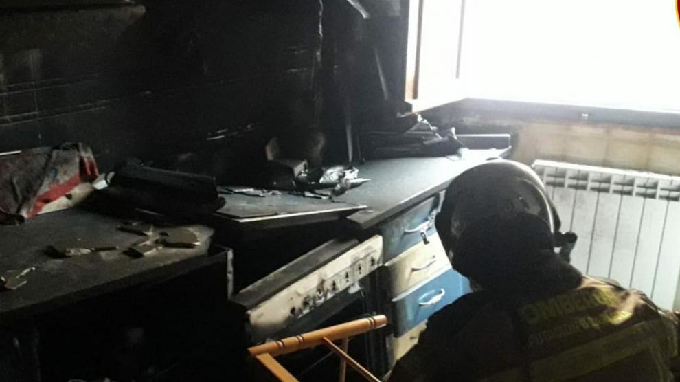 Un bombero de la DPZ trabaja en la cocina de la vivienda de Maleján en la que se declaró un incendio.