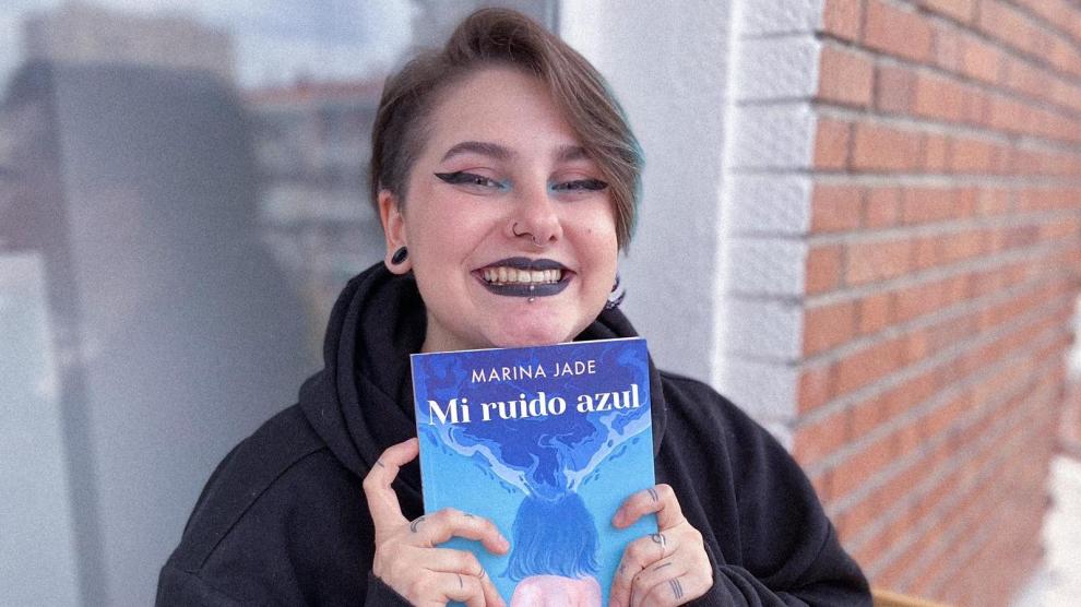 Marina Jade sosteniendo su libro, 'Mi ruido azul'.