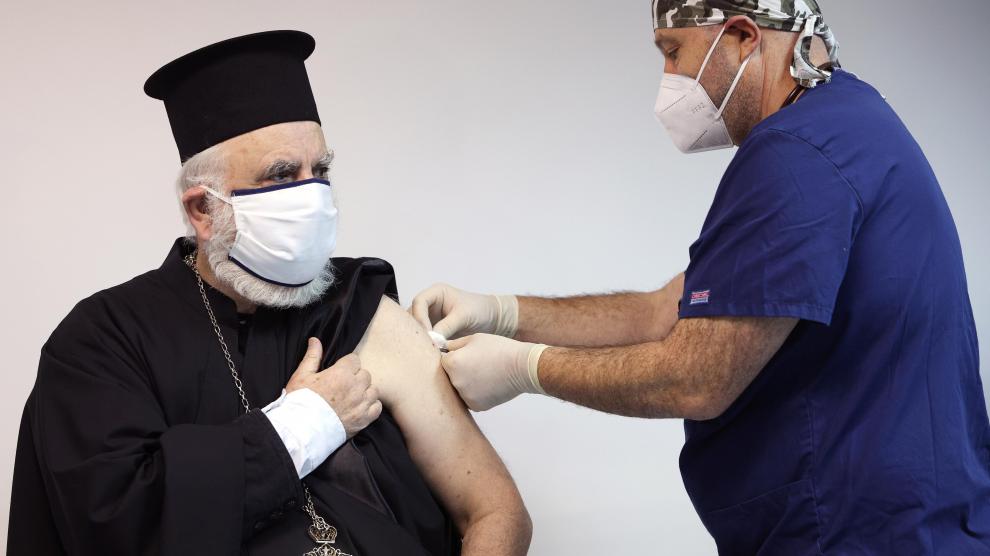Un cura ortodoxo se vacuna en la capital búlgara de Sofía.