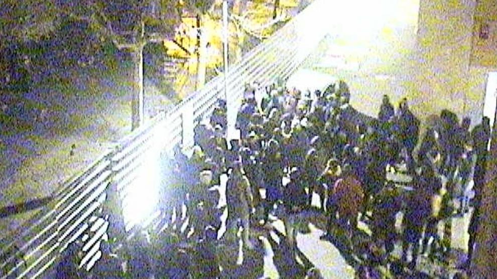 Las cámaras de seguridad de la Universidad de Zaragoza recogieron el momento en que los manifestantes movían un contenedor para usarlo de barricada.