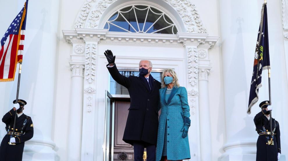 Joe Biden y su esposa, Jill, saludan desde el Pórtico Norte de la Casa Blanca.