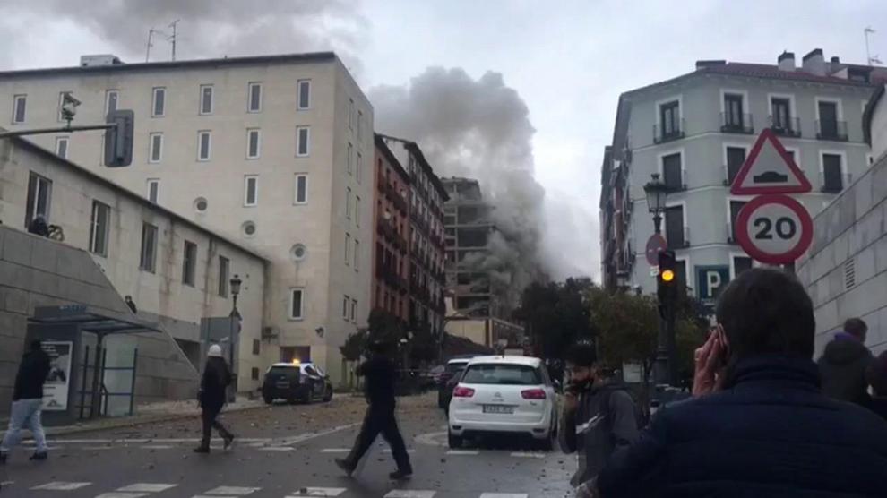 Una fuerte explosión derrumba parte de un edificio en el centro de Madrid
