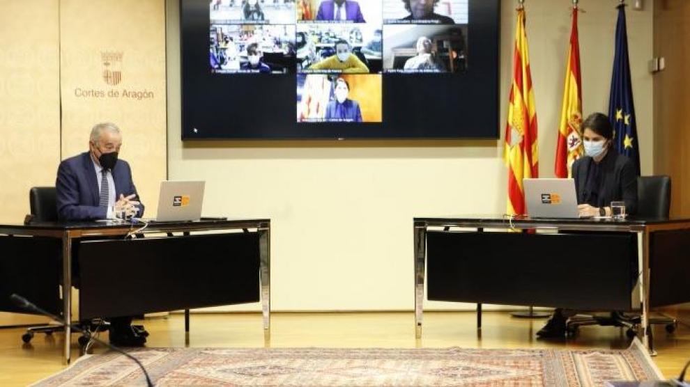 El presidente de las Cortes de Aragón, Javier Sada, acompañado por la secretaria primera de la Mesa, Itxaso Cabrera, ha abierto la sesión plenaria infantil
