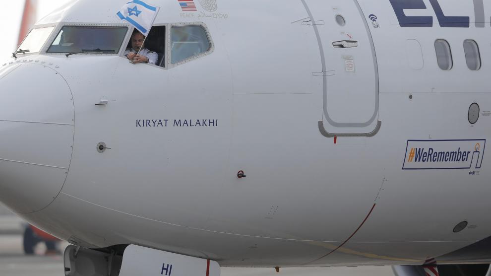 Un avión de la compañía israelí El Al con el lema 'Recordamos' en el fuselaje aterriza en Berlín.