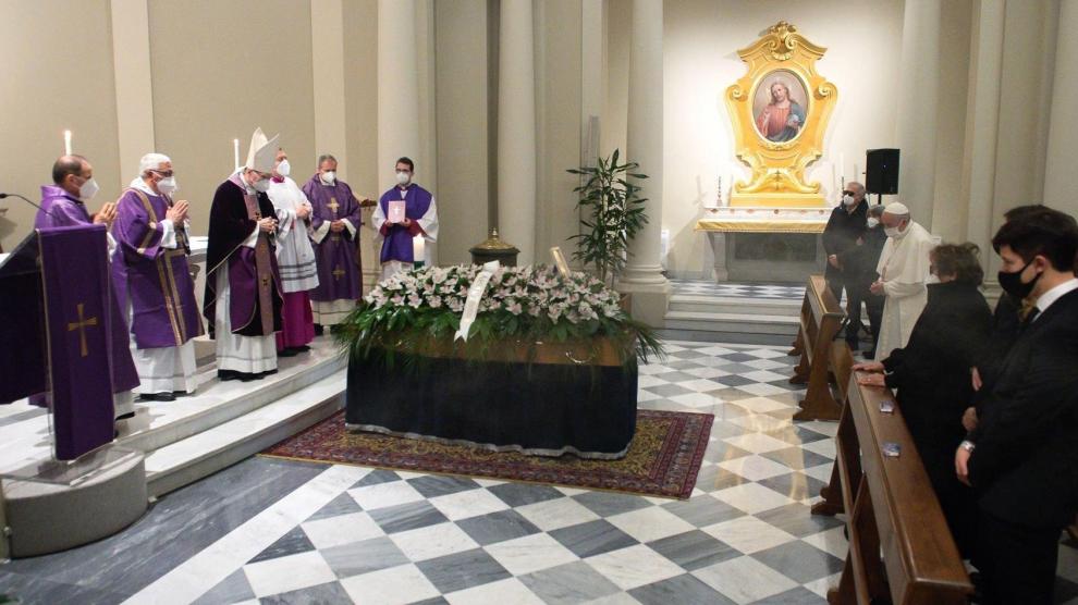 El Papa, a la derecha, durante el funeral.