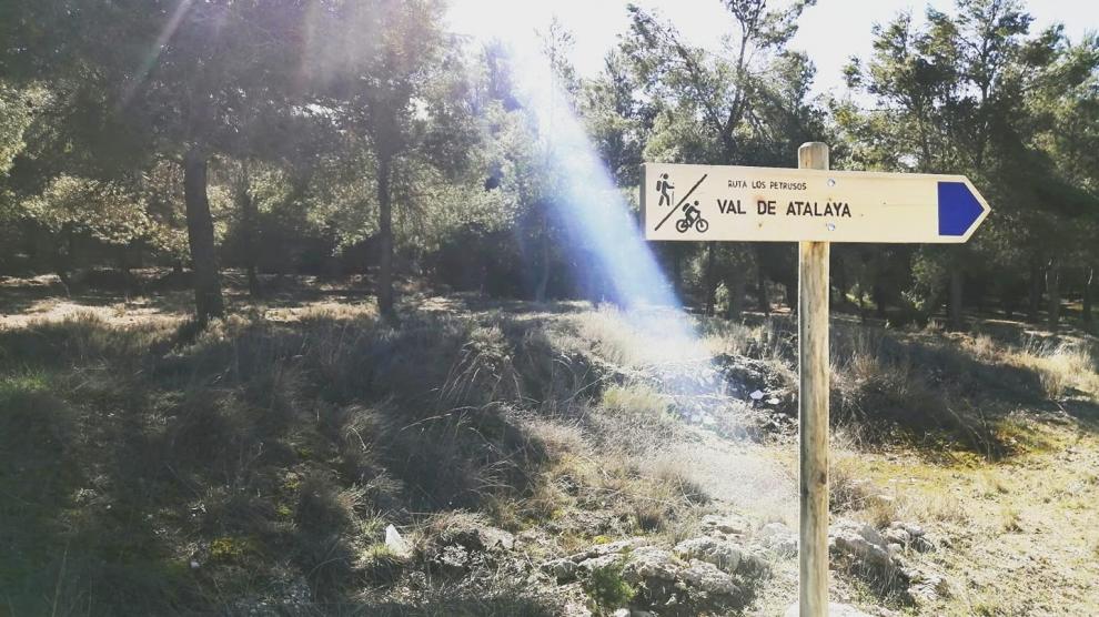 Nuevos carteles con la señalización de una ruta de senderismo y BTT en Villamayor de Gállego.