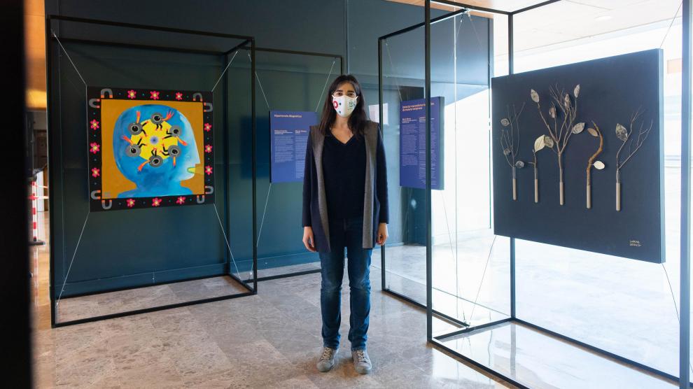 Lucía Gutiérrez Marruedo, investigadora Ramón y Cajal, ante la colección de 'NanoAsalto'.