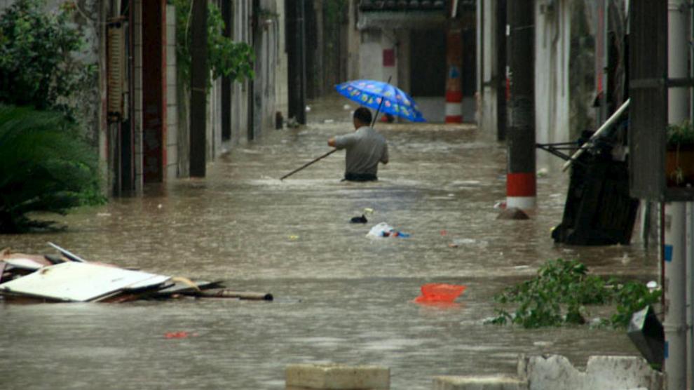 Un hombre camina en una calle inundada en el condado chino de Leqing, en una imagen de archivo.