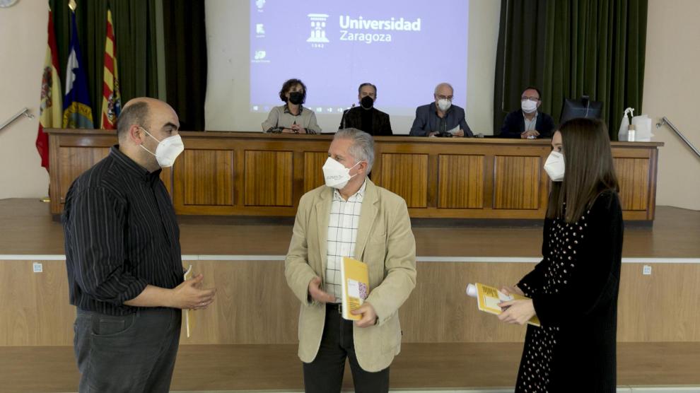 De izda. a dcha., Antonio Eito, Francho Nagore e Iris Campos, en la Facultad de Educación de Huesca.