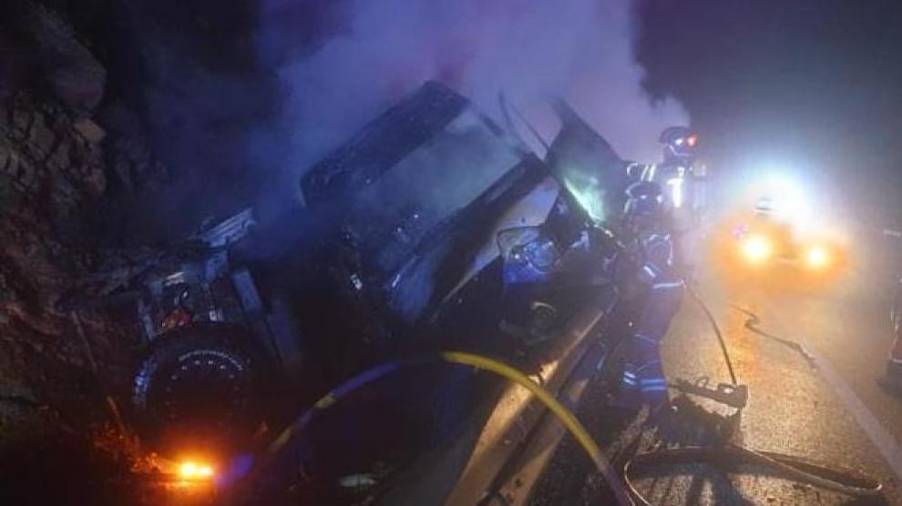 Los Bomberos de la DPZ apagan el fuego de los vehículos incendiados al colisionar en la A-2 a la altura de Bubierca.