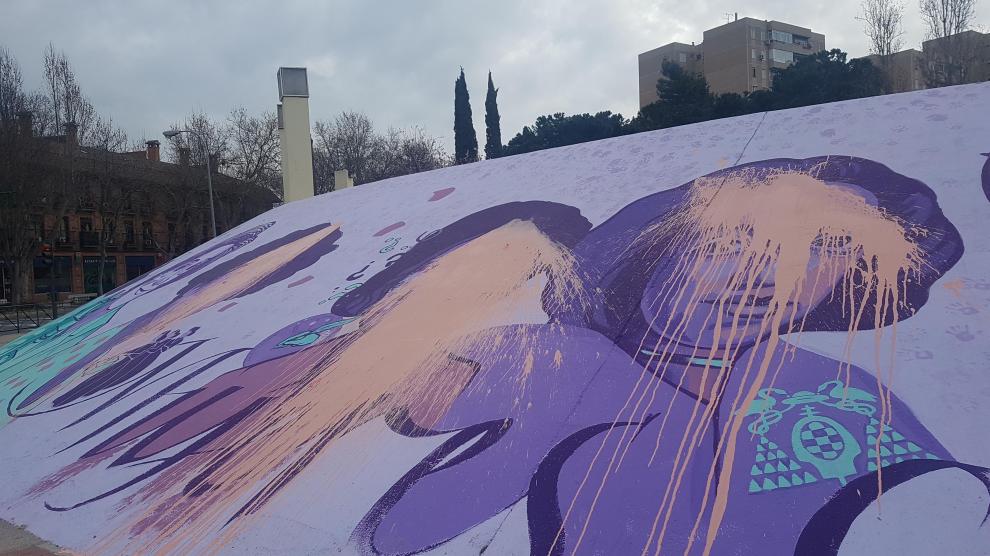 La réplica del mural feminista ha aparecido con pintura, este domingo en la localidad madrileña de Alcalá de Henares.