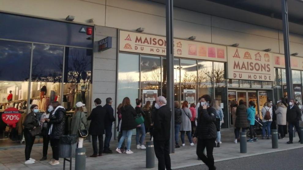 Una larga fila a las puertas de la tienda ante los descuentos por liquidación, el pasado 12 de febrero.