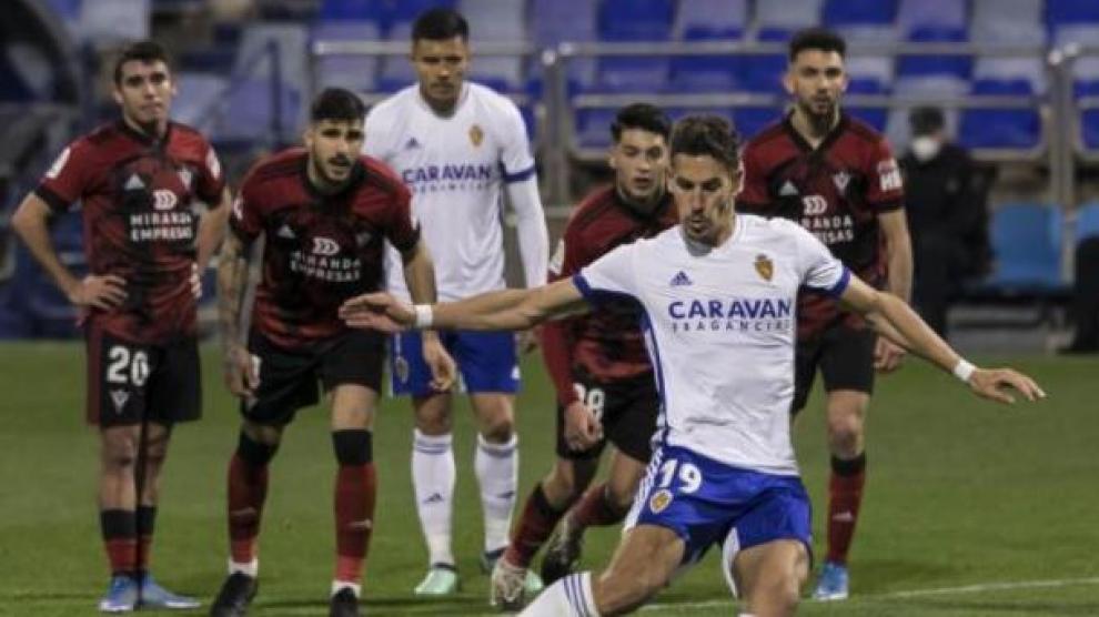 Momento en el que Alegría falla el penalti el pasado lunes en el partido Real Zaragoza-Mirandés, equipo que anunció en las últimas horas el contagio de 7 de sus miembros del primer equipo y el cuerpo técnico.