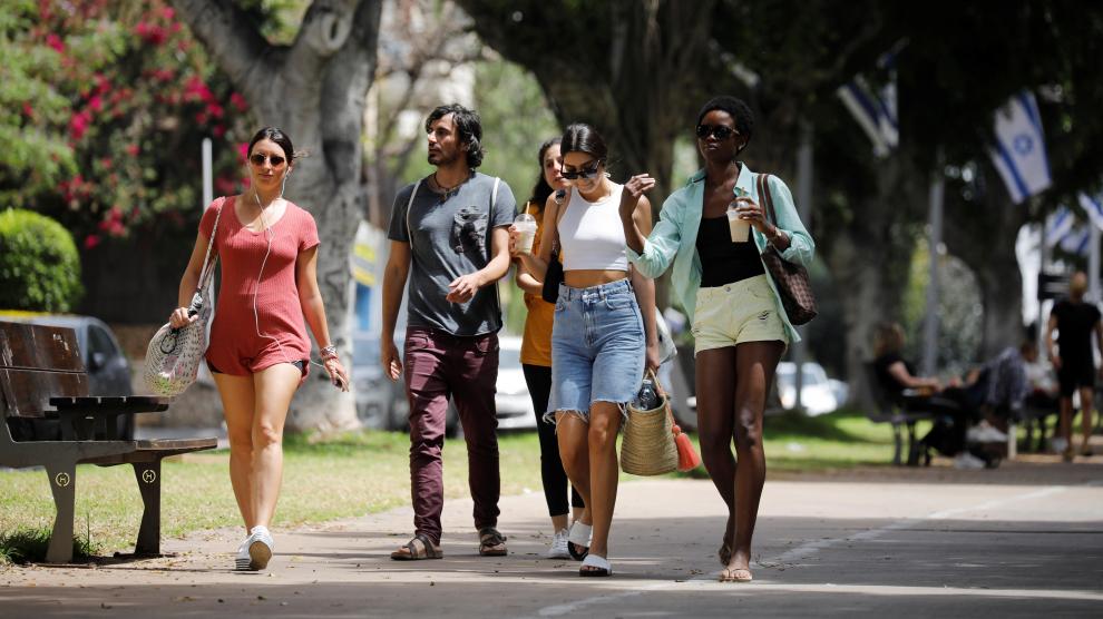 Ciudadanos pasean sin mascarillas por una calle de Tel Aviv, este domingo en Israel.