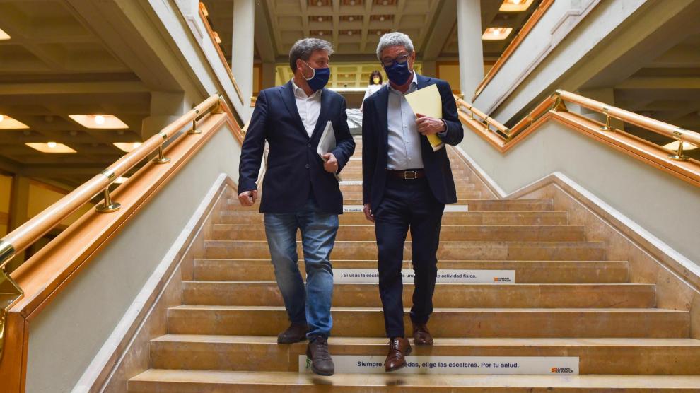 El consejero de Vertebración del Territorio, José Luis Soro, y el director general de Transportes, Gregorio Briz, antes de presentar este miércoles el nuevo mapa concesional de transportes.