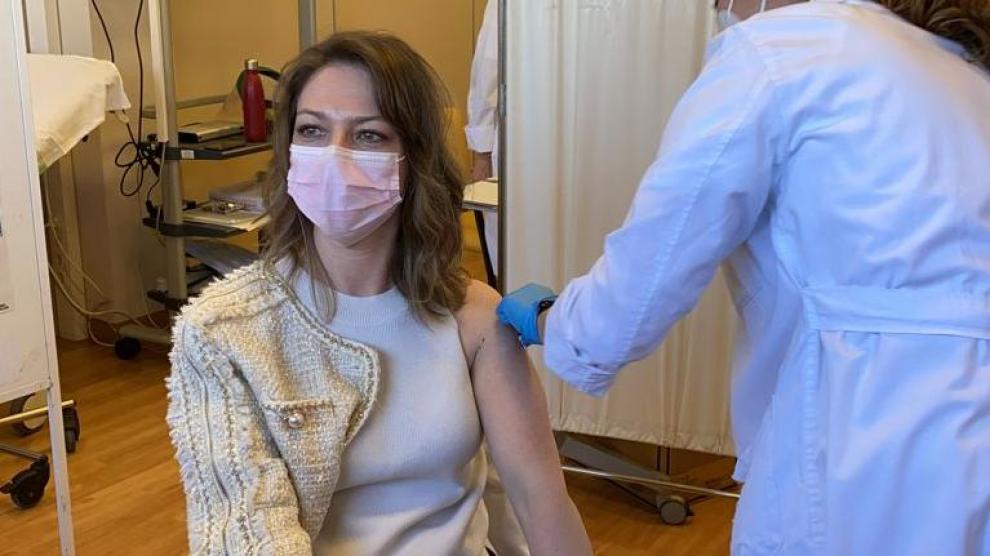 La directora del hospital de Barbastro, Elena Castellar, que ejerce de médico internista, vacunándose.