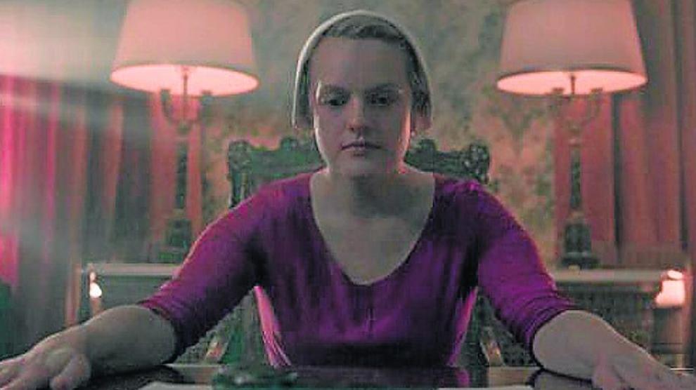 La actriz Elisabeht Moss, en la serie ‘El cuento de la criada’.