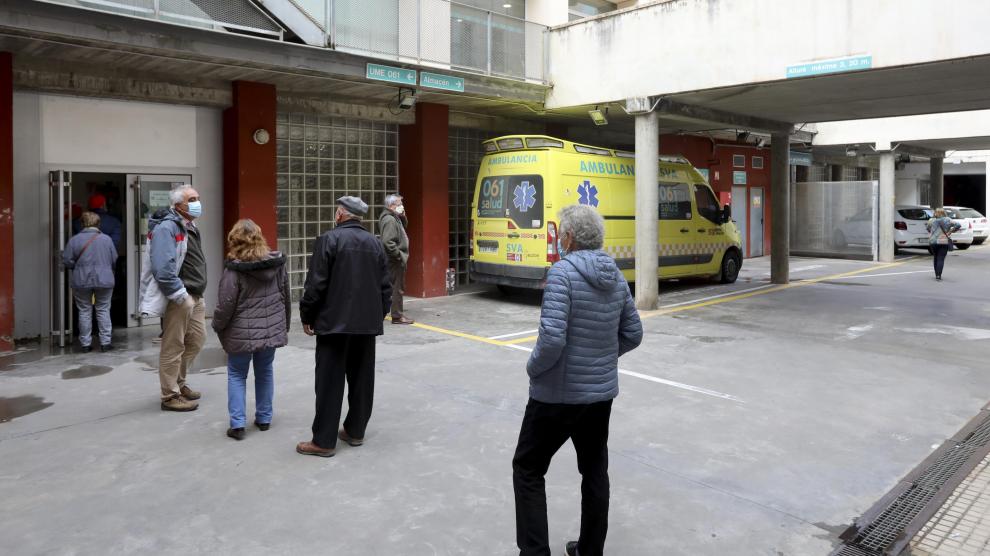 La cola para la vacunación entorpece a veces la entrada y salida de la ambulancia UME.