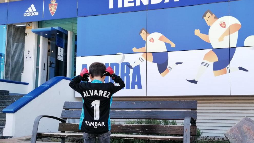 Un pequeño aficionado posa con la camiseta de su ídolo Cristian Álvarez, tras comprarla este fin de semana en la tienda del club.