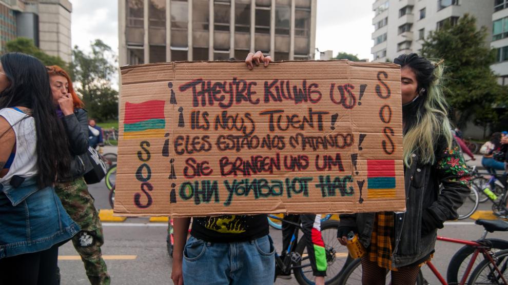 Una persona sostiene un cartel en el que se denuncia la represión policial, el viernes en Bogotá.