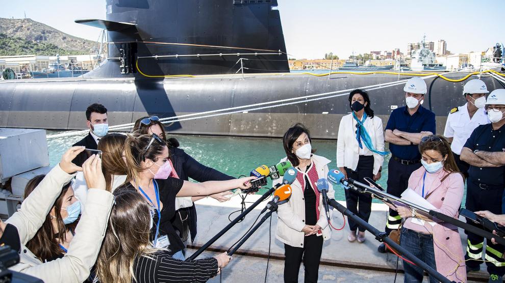 Margarita Robles atiende a los medios en su visita al submarino