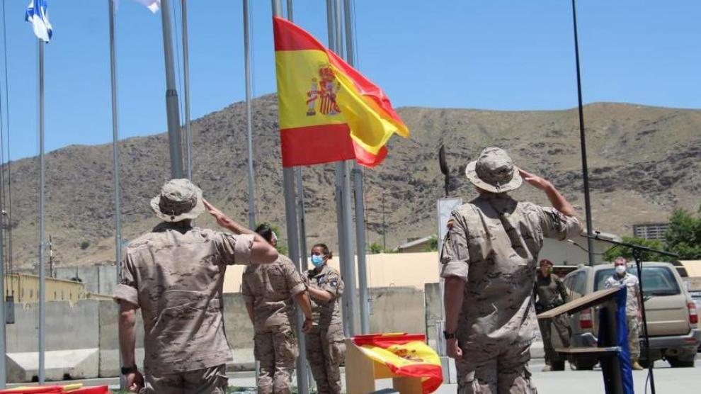 España arría su bandera en Kabul después de 19 años de misión en Afganistán