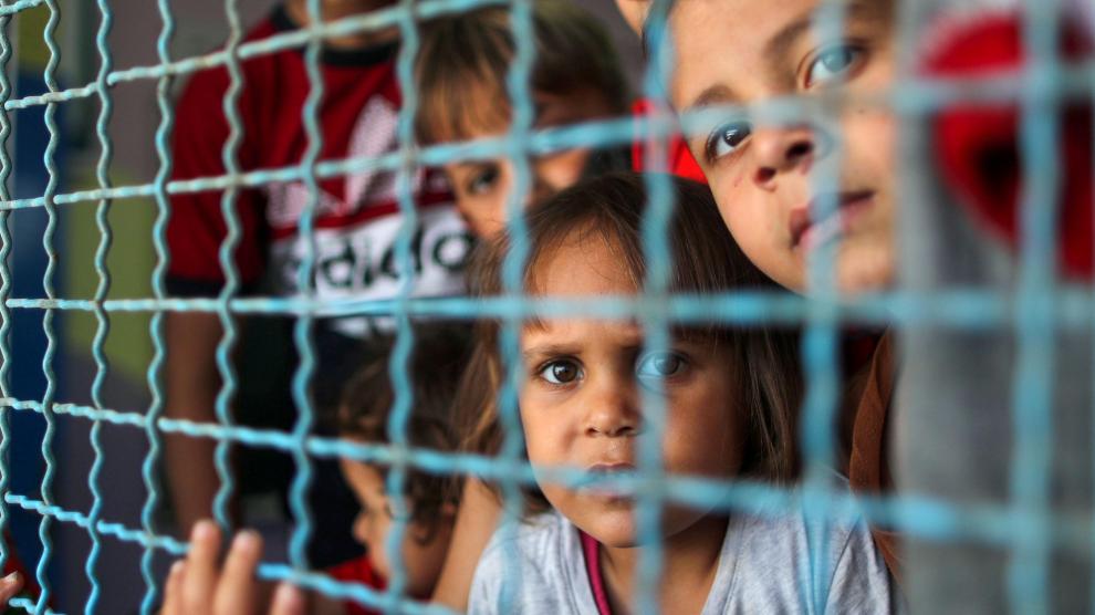 Niños palestinos se refugian de los bombardeos en una escuela de la ONU.