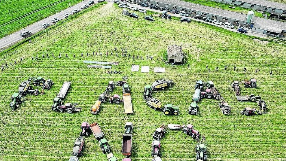 "Placas no" escrito con tractores y maquinaria agrícola