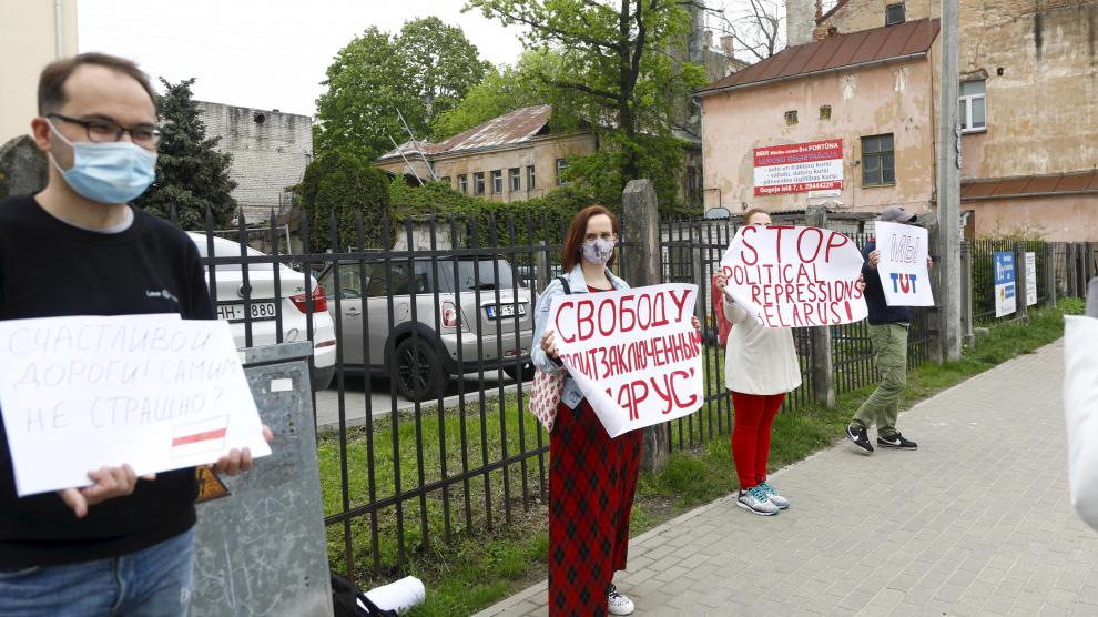 Protesta ante la embajada bielorrusa en Riga (Letonia) por la detención del periodista Roman Protasevic y su novia