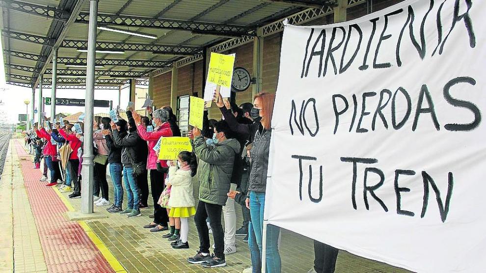 Una de las movilizaciones del pasado domingo para exigir la recuperación de los trenes regionales