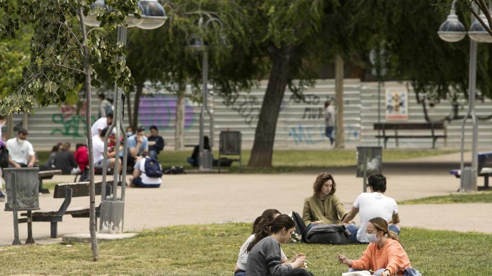 Estudiantes en el campus de la plaza San Francisco, en Zaragoza.
