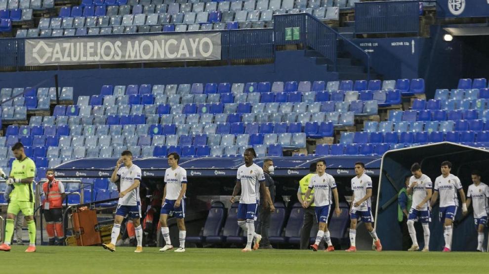 Los futbolistas del Real Zaragoza salen al campo de La Romareda para jugar el último partido ante el Leganés en esta temporada.