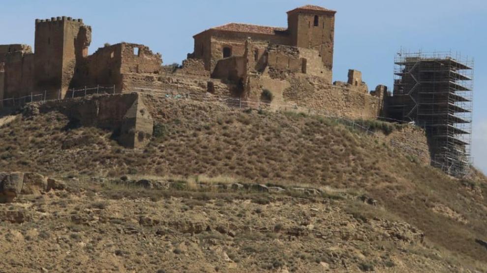 Una parte del castillo de Montearagón aparece cubierta de andamios.
