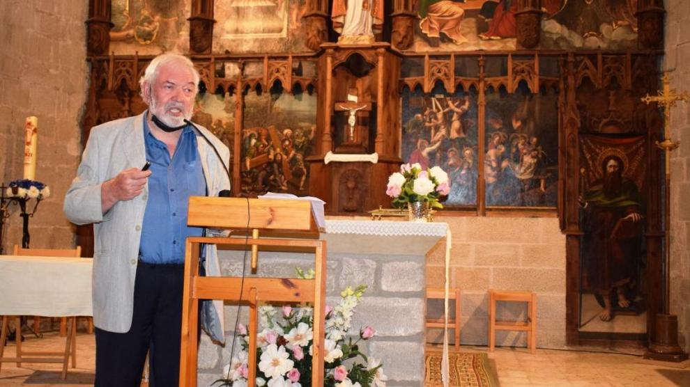 El profesor y divulgador Francisco Martí Fornés presentó su libro 'Capella y su retablo', de Editorial Pirineo, en la iglesia parroquial de Capella.