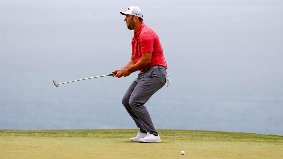 Jun 20, 2021; San Diego, California, USA; Jon Rahm plays a shot from a bunker on the 11th hole during the final round of the U.S. Open golf tournament at Torrey Pines Golf Course. Mandatory Credit: Orlando Ramirez-USA TODAY Sports[[[REUTERS VOCENTO]]] GOLF/