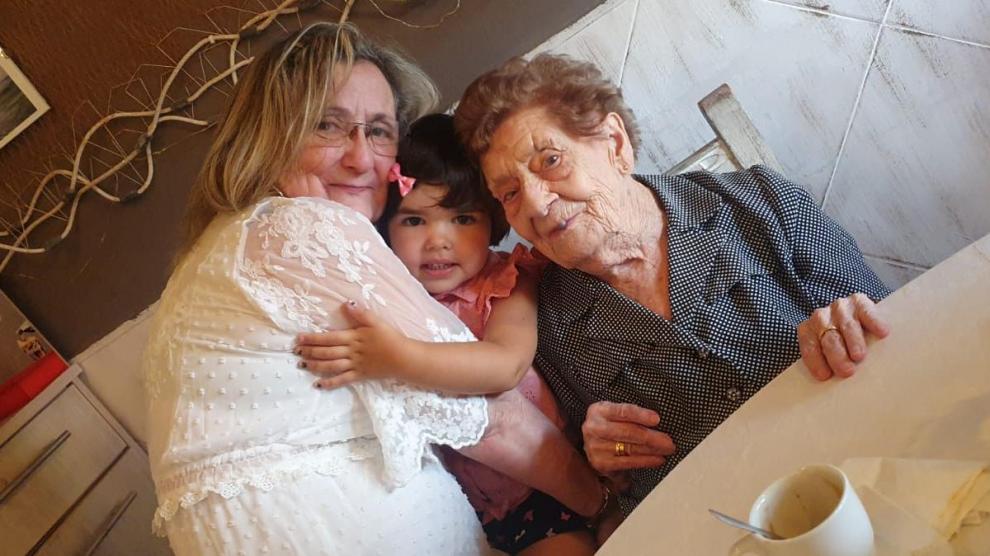 Ana, con sus 103 años, comparte la celebración con Mari Carmen (64) y Coral (3).