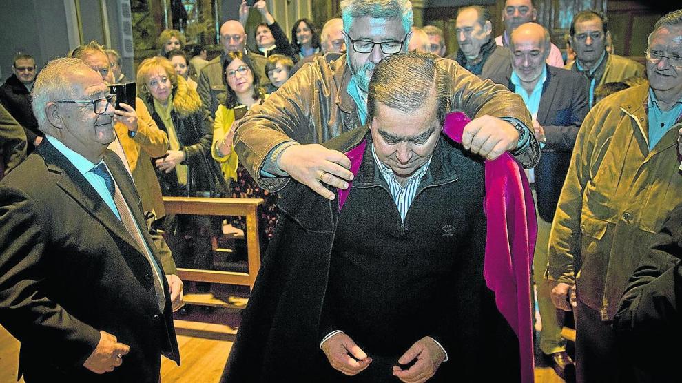 El preboste saliente cede la custodia de la imagen del santo, la vara y la reliquia al preboste entrante.