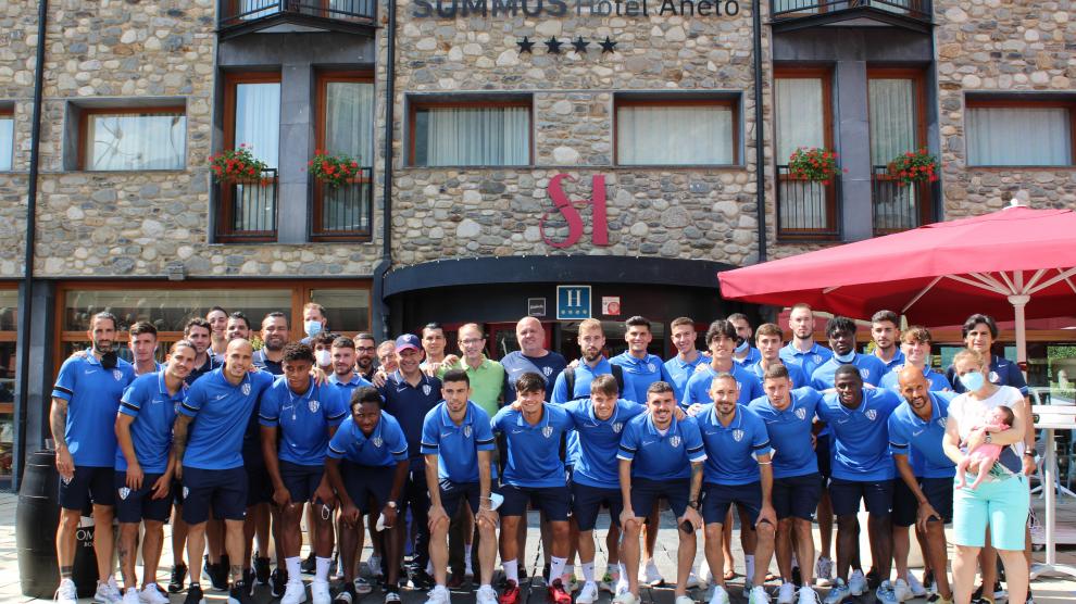 La plantilla de la SD Huesca, en el Sommos Hotel Aneto, antes de emprender el regreso a Huesca.