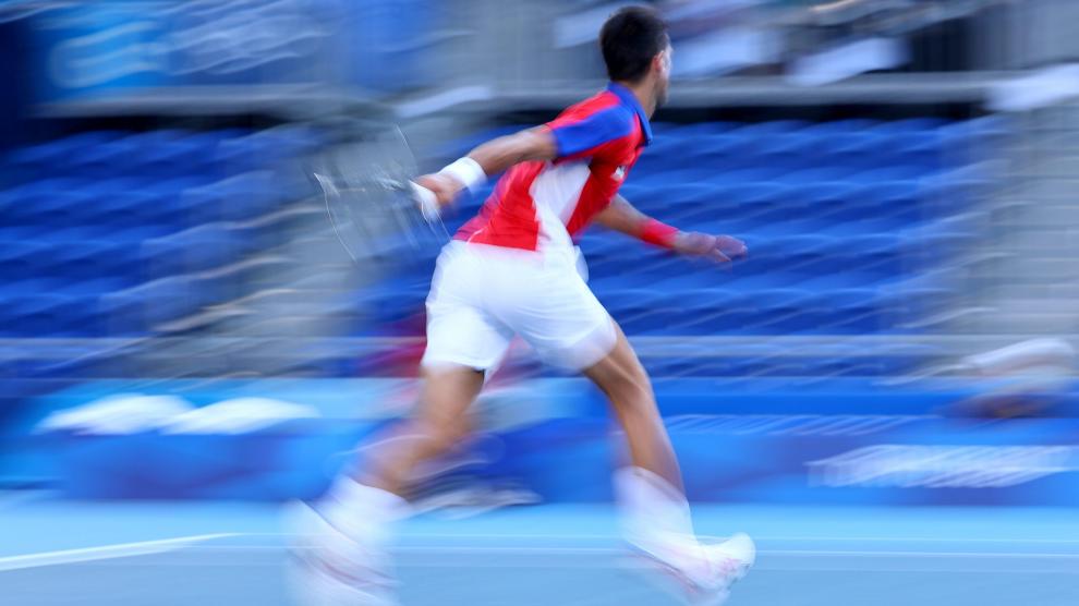 Novak Djokovic, en el momento del lanzamiento de raqueta.