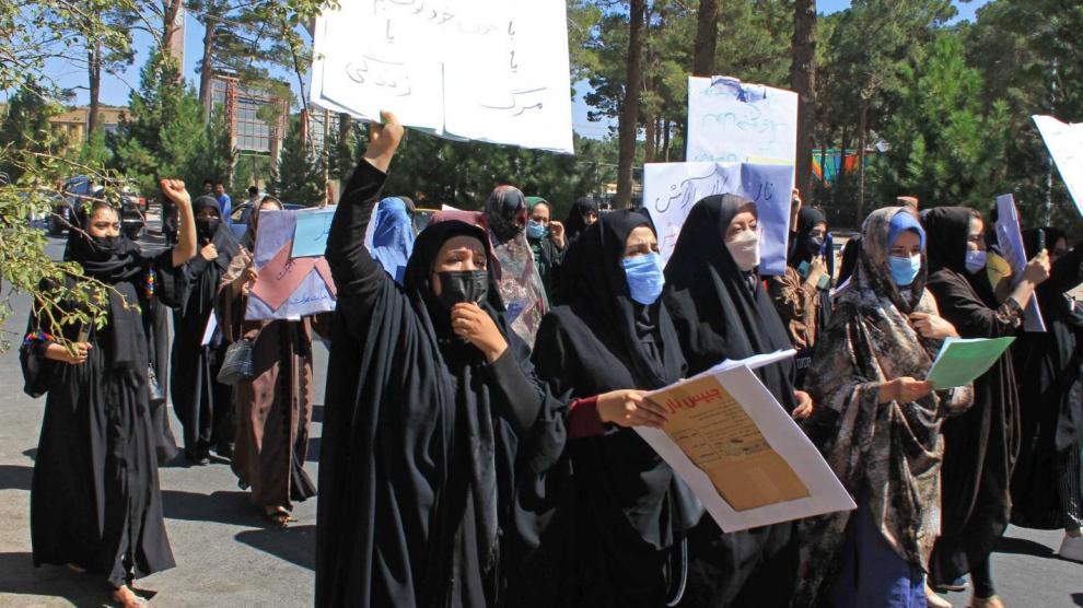 Un grupo de valientes mujeres exige ayer sus derechos durante una marcha por las calles de Herat