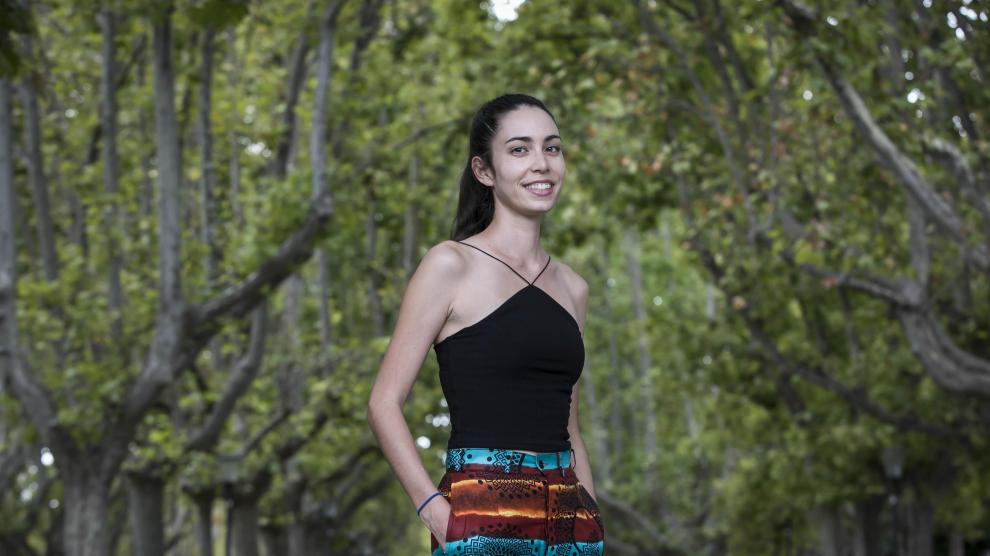 Laura Camón, primatóloga y divulgadora, en el Parque Grande de Zaragoza.