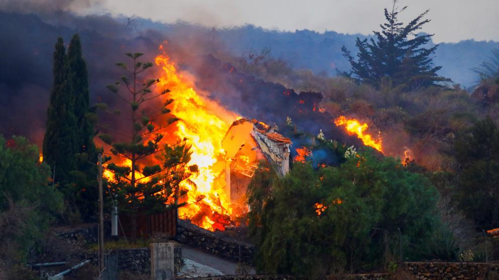 Una casa destruida por las llamas tras ser alcanzada por la lava en La Palma