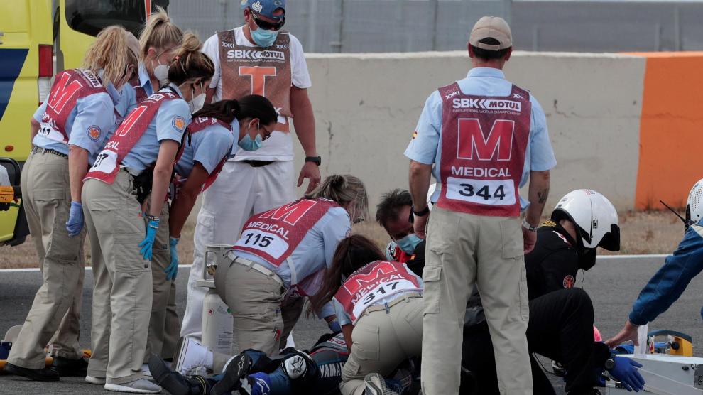 El equipo médico atiende al piloto de SuperSport300 Dean Berta Viñales (Viñales Racing Team) accidentado durante la primera carrera del Campeonato del Mundo
