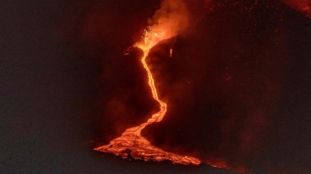 La lava del volcán descendiendo hacia el mar
