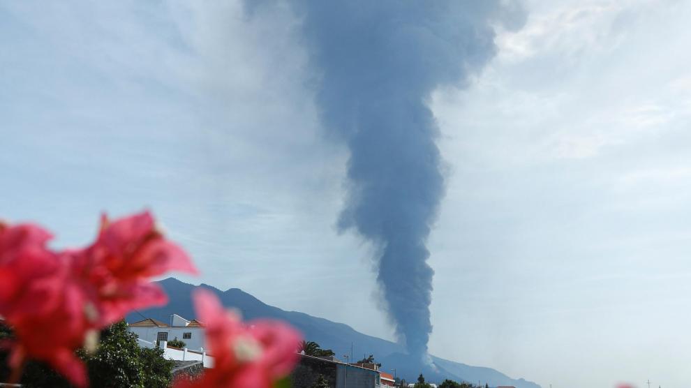An ash column from the Cumbre Vieja volcano on the Canary Island of La Palma is seen from El Paso